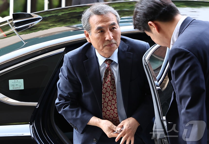 윤석열 전 대통령의 부인 김건희 여사 의혹 관련 사건 수사를 맡은 민중기 특별검사가 23일 오전 서울 서초구 사무실로 들어서고 있다. 2025.6.23/뉴스1 ⓒ News1 김도우 기자