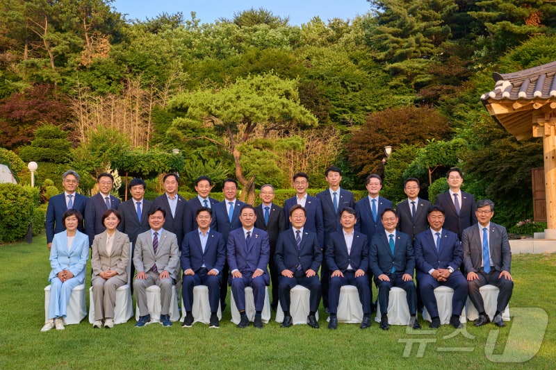 李<b>대통령</b>, 與원내대표단과 <b>만찬</b>…"마칠 때 지지율 더 높았으면"(종합)