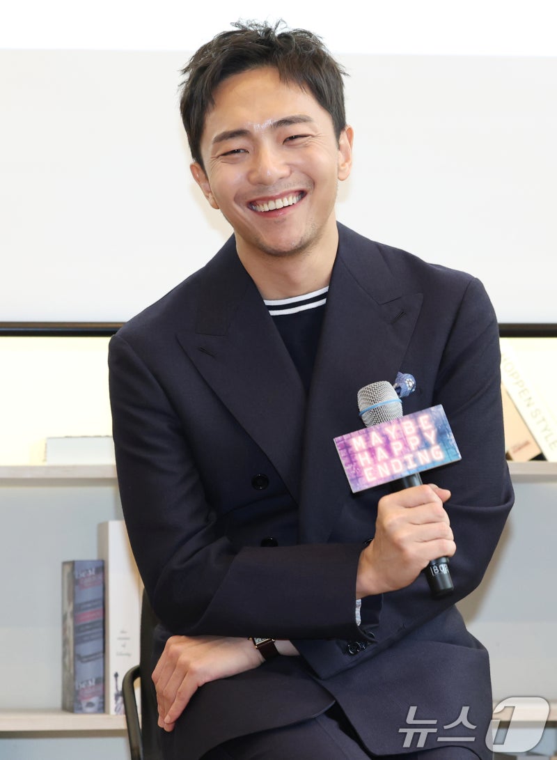 토니상 6관왕 '<b>어쩌면 해피엔딩</b>' <b>박천휴</b> 작가