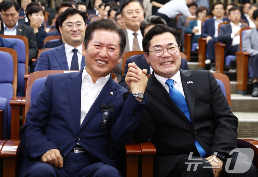 더불어민주당 당대표 출마를 선언한 박찬대(오른쪽), 정청래 의원이 24일 서울 여의도 국회에서 열린 의원총회에 참석, 취재진을 향해 손을 들어보이고 있다. 2025.6.24/뉴스1 ⓒ News1 김민지 기자