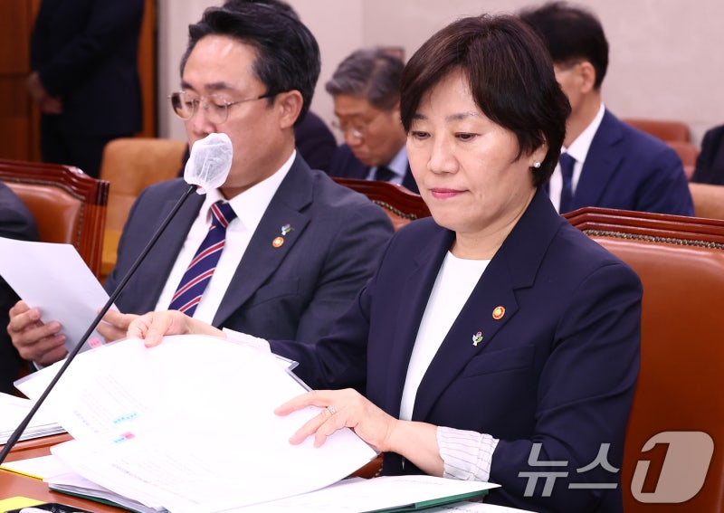 <b>농해수위 답변</b> 자료 살피는 <b>송미령 장관</b>