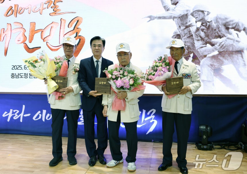 25 泲û ȸǽǿ  625 75ֳ Ŀ    ڵ Կ ϰ ִ. (泲 , Ǹ  DB) / 1