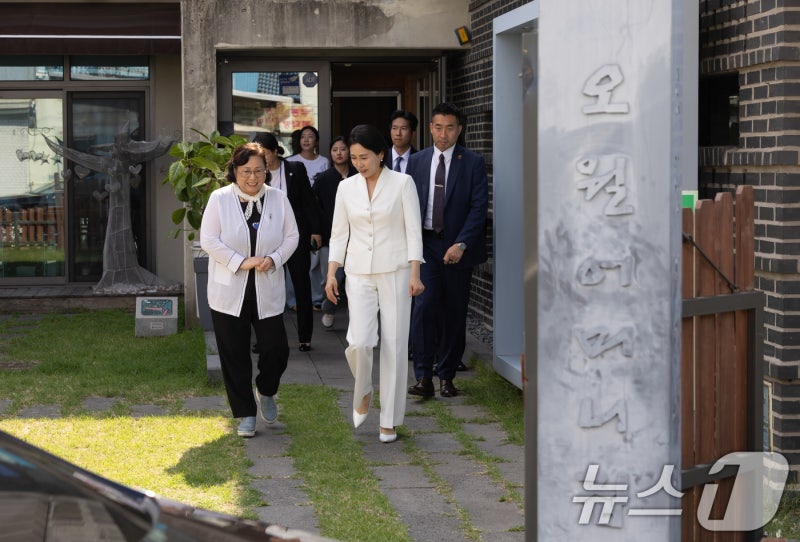 <b>김혜경 여사</b>, <b>오월어머니집 방문</b>