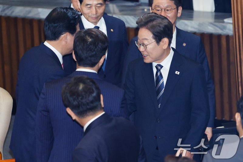 <b>송언석</b> 野 <b>원내대표</b>와 악수하는 <b>이재명</b> 대통령