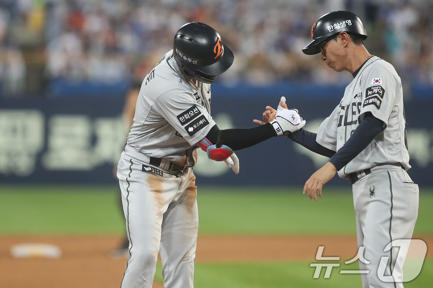 '이도윤 천금 수비' <b>한화</b>, 삼성 잡고 <b>단독 선두</b> 유지