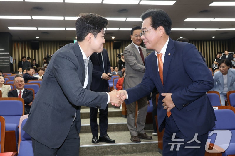 인사나누는 김용태 비대<b>위원</b>장과 <b>송언석</b> 원내대표