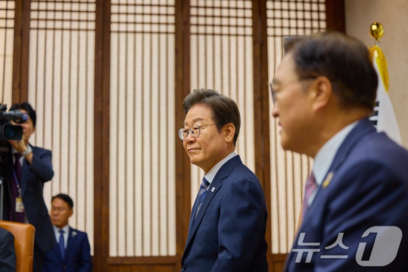 李대통령, <b>유공자</b>·보훈가족 靑영빈관 초청…최고 <b>예우</b> 표해