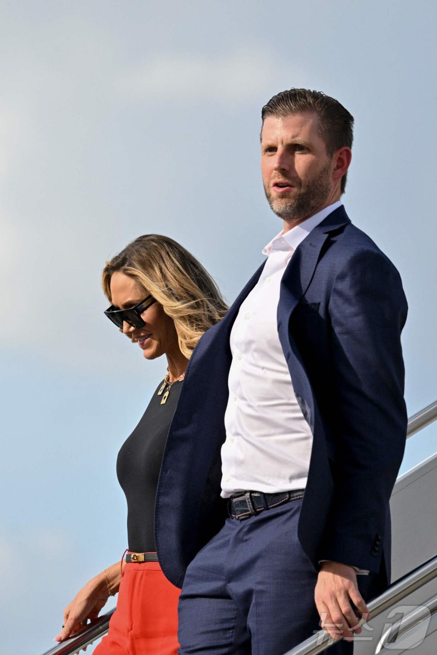 도널드 트럼프 미국 대통령의 아들 에릭과 부인 라라가 16일(현지시간) 자동차 경주 대회인 '데이토나 500'을 관람한 뒤 플로리다주 웨스트 팜비치에 있는 팜비치 국제공항에 도착해 전용기를 내리고 있다. 2025.0