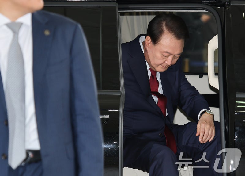 내란<b>특검</b> "尹 오후 <b>조사</b> 입실 <b>거부</b>…출석 <b>거부</b> 간주, 결단 내릴 것"(종합...