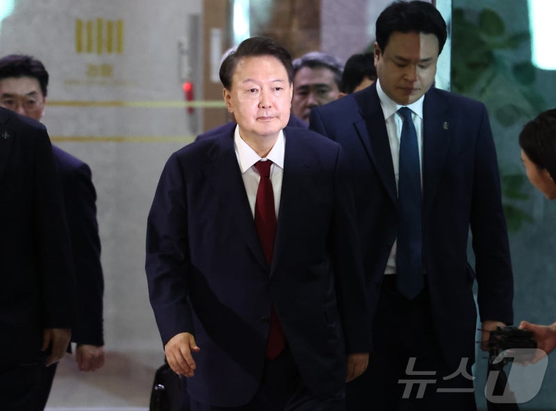 尹, 내란<b>특검</b>에 <b>출석</b>기일 변경 요청…"7월3일 이후로"
