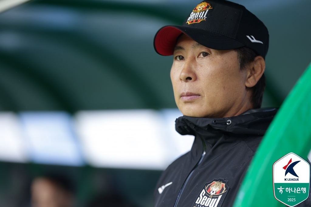 <b>기성용</b> 떠나보낸 김기동 감독 "힘들어하는 팬들 위해 결과 보여주겠다"