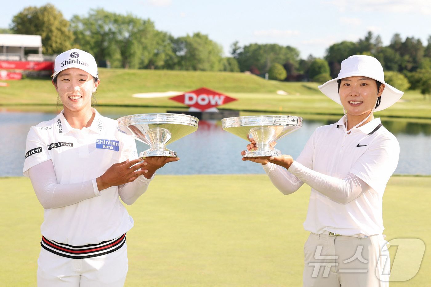 '동병상련' <b>LPGA</b> 2년차 <b>임진희</b>-<b>이소미</b>, 첫 <b>우승</b> 합작…"혼자선 못했다"