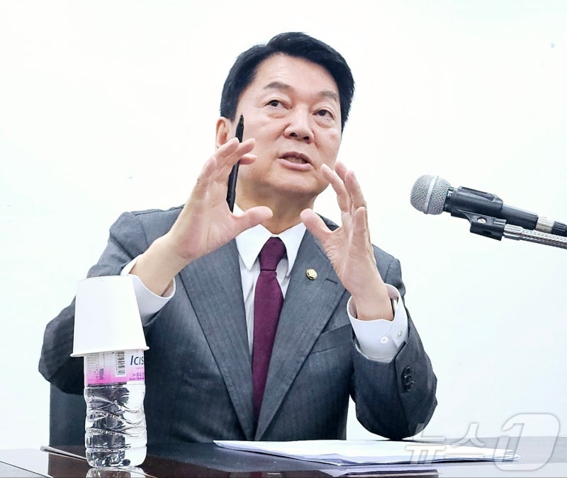 <b>안철수</b> "<b>김경수</b> 공직 복귀, 국민 모욕…출마 위한 이미지 세탁"