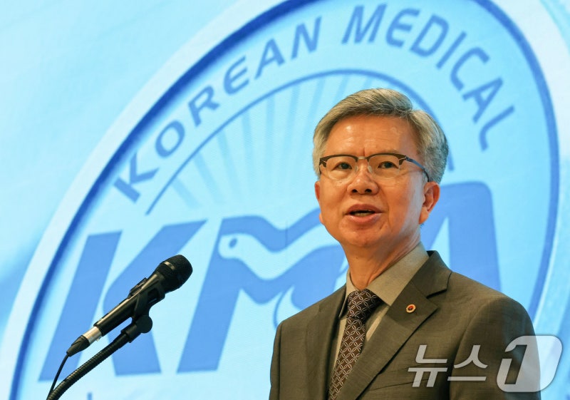 의협 "'<b>장관</b> <b>정은경</b>' 환영…의정 <b>신뢰회복</b>, 과제 해결 나서겠다"