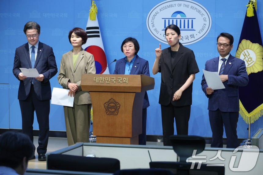 김민석 국무총리 후보자 인사청문특별위원회 소속 더불어민주당 채현일, 한정애, 김현, 박선원 의원이 30일 서울 여의도 국회 소통관에서 국민의힘이 김 후보자에 대해 '6억 허위 현수막 게첩' 등 조직적으로 허위사실을