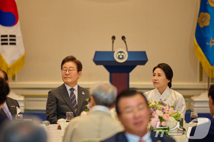 이재명 대통령과 부인 김혜경 여사가 27일 청와대 영빈관에서 열린 '호국보훈의 달, 대통령의 초대' 행사에 참석해 있다. (대통령실 제공. 재판매 및 DB 금지) 2025.6.27/뉴스1 ⓒ News1 허경 기자