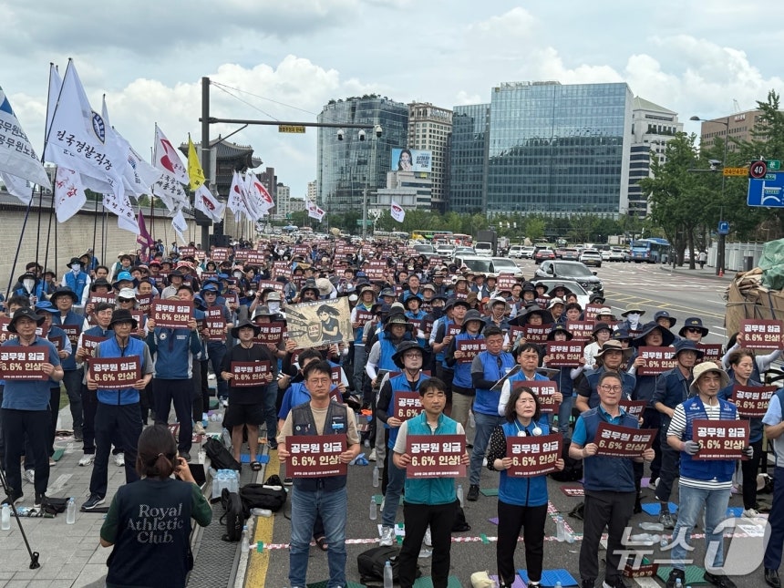 공무원·교원 생존권 쟁취 공동투쟁위원회가 30일 서울 광화문 서십자각터 앞에서 개최한 '공무원 임금인상 쟁취 간부결의대회'에서 참석자들이 구호를 외치고 있다. 2025.6.30/뉴스1 ⓒ News1 김형준 기자