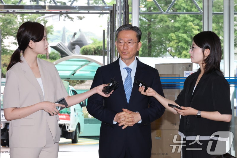정성호 "국민 눈높이 맞는 <b>검찰개혁</b>…국회서 충분히 협의·논의"
