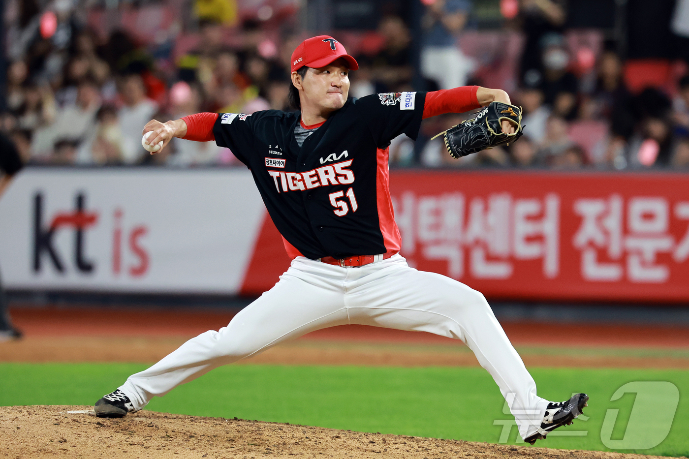 <b>감보아</b>·레이예스·전상현 등 6명, KBO리그 6월 MVP 경쟁