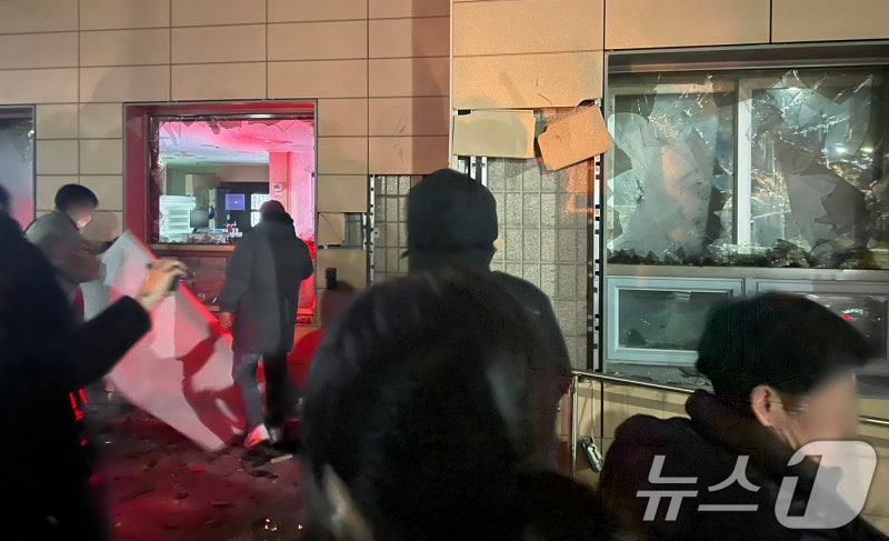서부지법 <b>난동</b> '<b>MZ 자유결사대</b>' 단장 1심서 징역형 집유