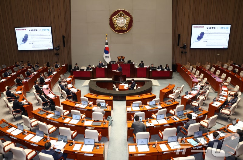 '전액 삭감' <b>특활비</b> 일부 <b>복원</b> 추진…與 "사용처·목적 소명 전제"
