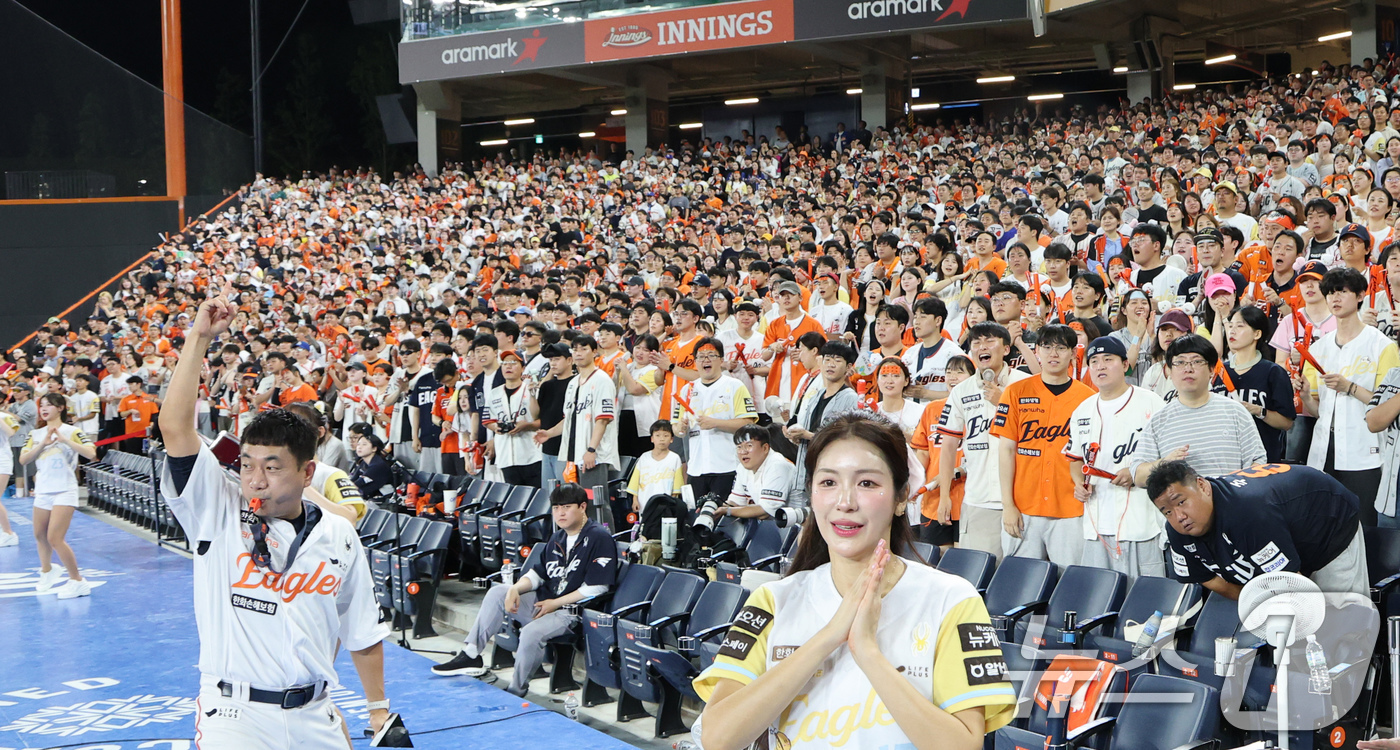 <b>프로야구</b> <b>관중</b> 최소 경기 <b>700만</b>