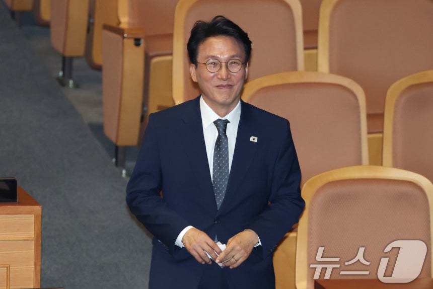 김민석 국무총리 후보자가 3일 오후 서울 여의도 국회에서 열린 본회의에서 국무총리 임명동의안 무기명 투표를 하고 있다. 2025.7.3/뉴스1 ⓒ News1 이광호 기자