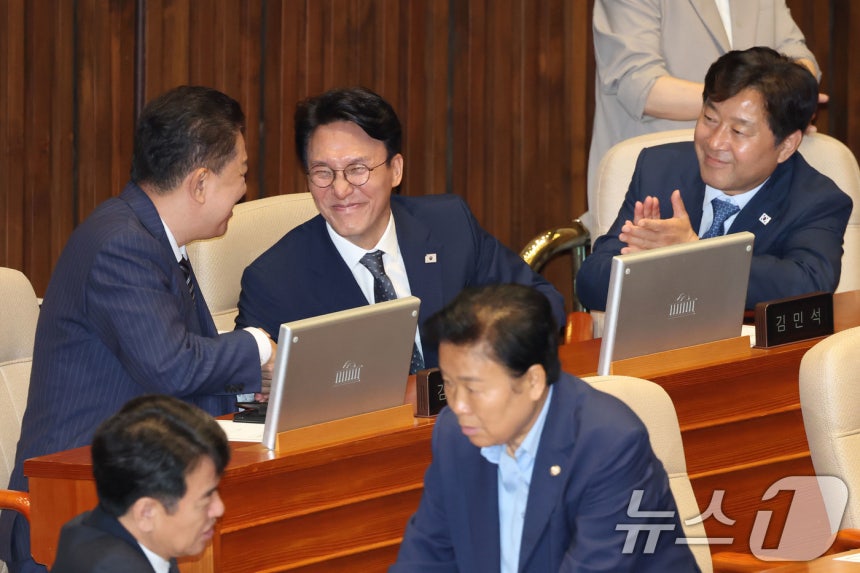 김민석 국무총리 후보자가 3일 오후 서울 여의도 국회에서 열린 본회의에서 국무총리 임명동의안이 가결되자 김병기 더불어민주당 당대표 직무대행 겸 원내대표의 축하를 받고 있다. 2025.7.3/뉴스1 ⓒ News1 이광