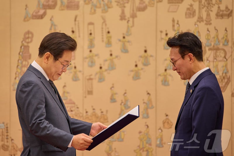 李대통령, <b>김민석</b> <b>총리</b>에 첫 임명장…"고개 너무 숙이지 마요"