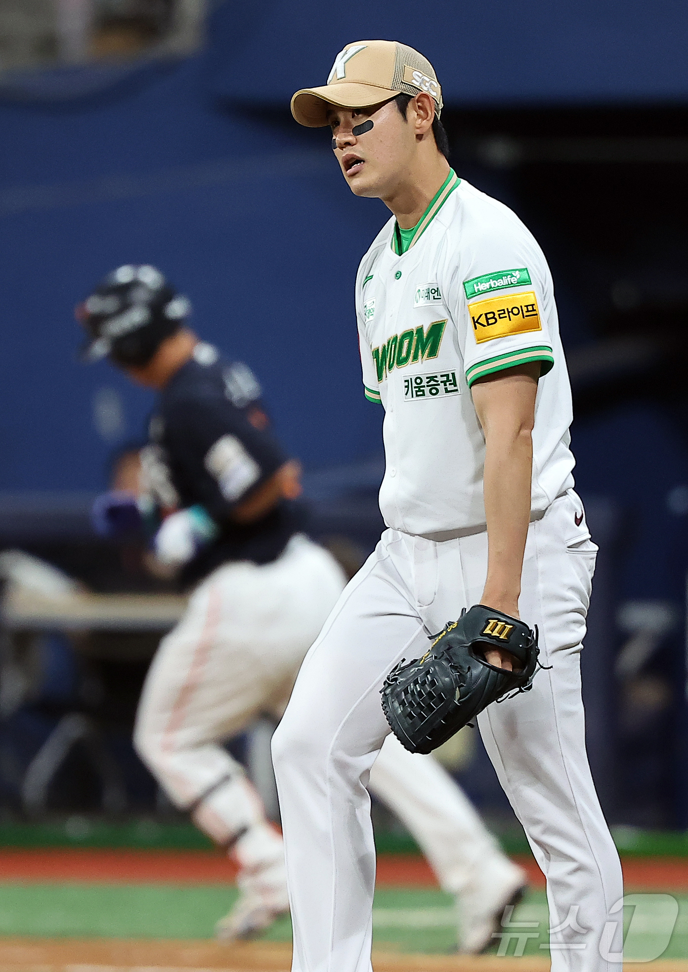 선두 한화, <b>키움</b>에 2-1 신승…<b>폰세</b> 호투+노시환 9회 결승포