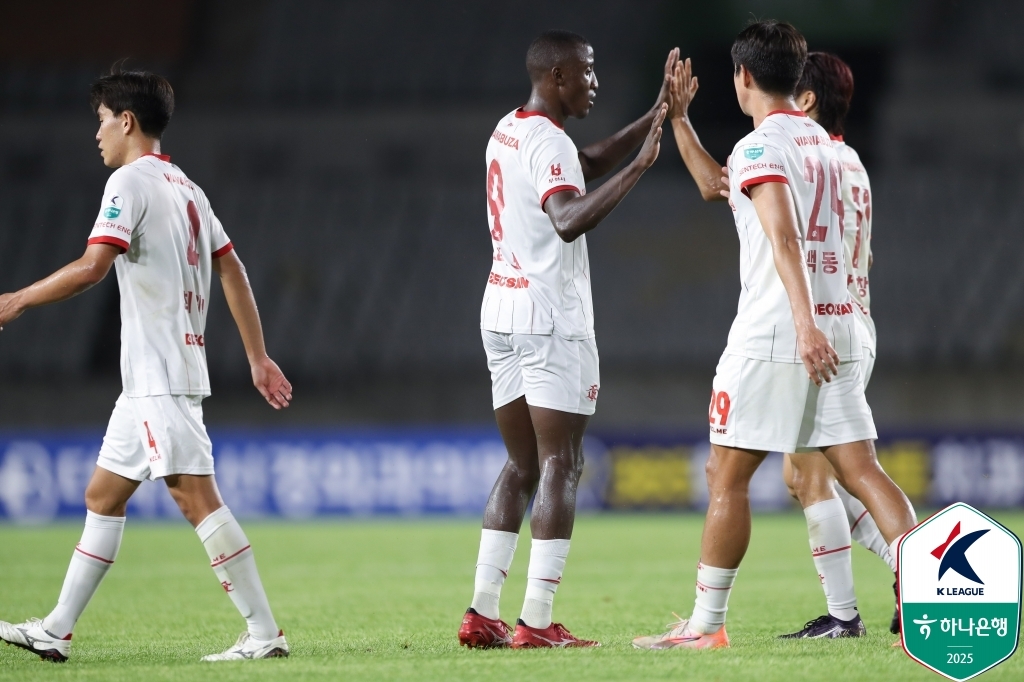 '10명' <b>부천</b>, 상대 자책골로 <b>화성</b>에 1-0 <b>승리</b>…4연승+3위 도약
