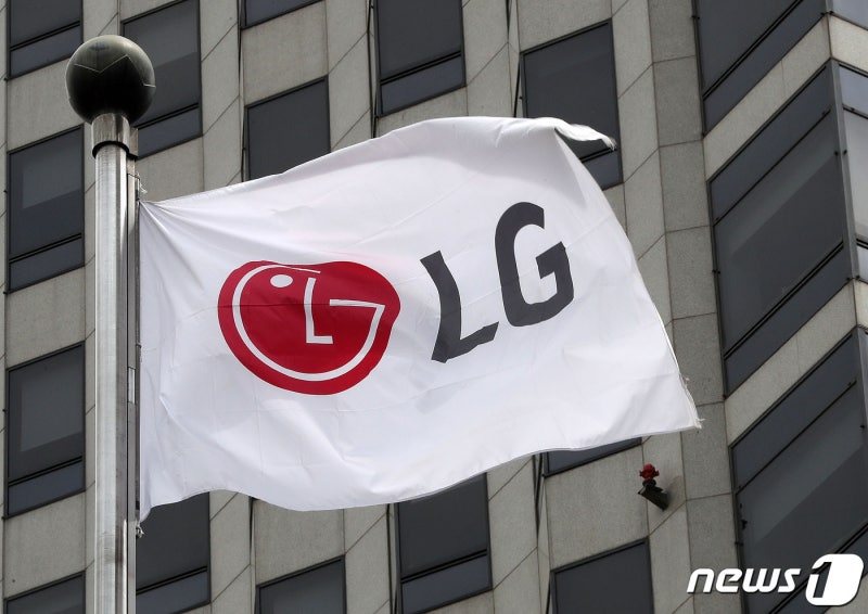 "<b>트럼프 관세</b>에 영업익 절반 실종"…LG전자, 2Q 매출 선방 '위안'