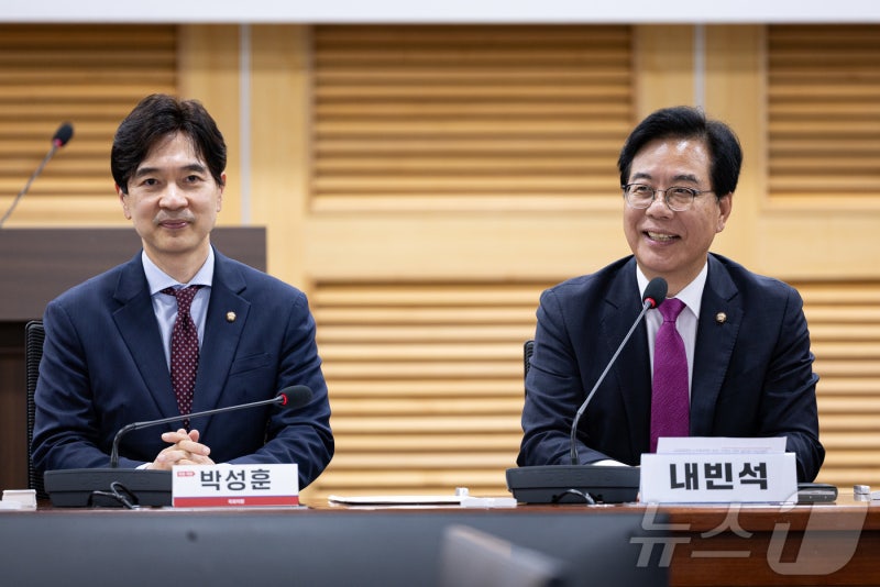 미소 짓는 <b>송언석</b>
