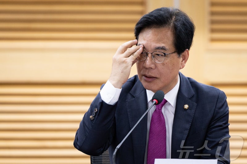 안경 고쳐 쓰는 <b>송언석</b> 국민의힘 비대위원장 겸 원내대표