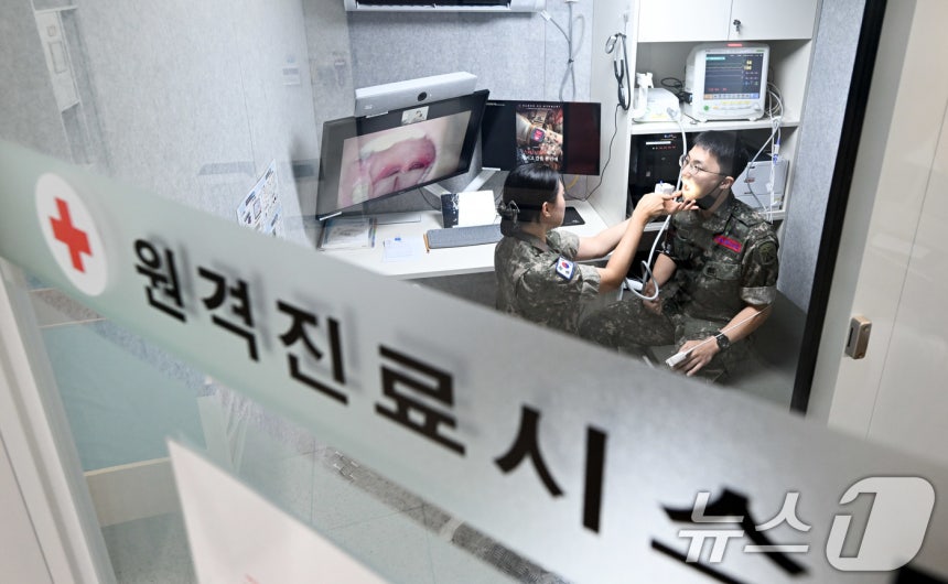 육군부사관학교 유격교육대에 설치된 원격진료시스템에서 의무지원부사관이 군의관의 지시에 따라 환자의 상태를 확인하는 모습. (육군 제공. 재판매 및 DB 금지) 2025.6.20/뉴스1