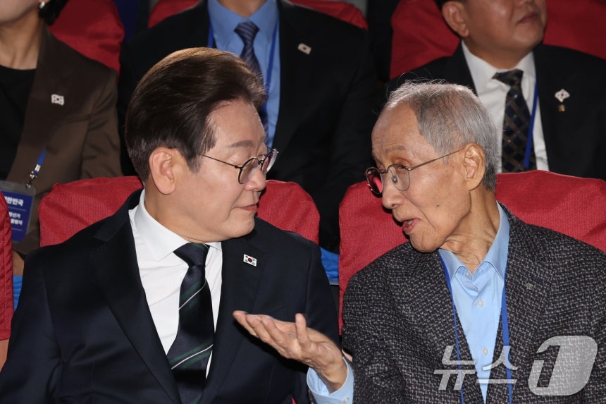 이재명 더불어민주당 대선 후보가 지난 4월 30일 오후 서울 여의도 국회 의원회관에서 열린 제21대 대통령선거 중앙선거대책위원회 출범식에서 윤여준 상임 총괄선대위원장과 대화하고 있다. 2025.4.30/뉴스1 ⓒ N