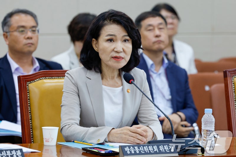 [속보] 감사원 "<b>이진숙</b> 방통위원장, <b>정치중립</b> 의무 <b>위반</b>"