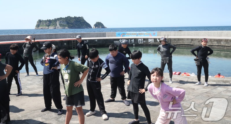 '<b>해녀</b>·<b>해군</b>과 함께하는 제주 <b>생존수영</b>'