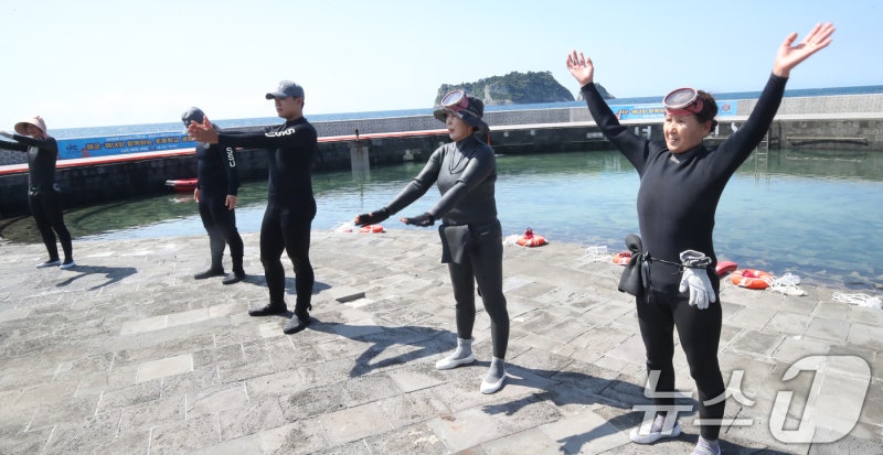 '<b>해녀</b>·<b>해군</b> 우리가 제주 <b>생존수영</b> 선생님'