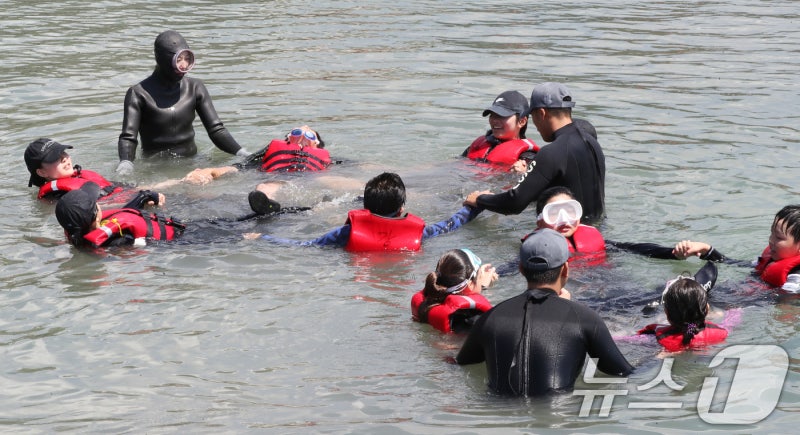 <b>생존수영</b> 교육하는 제주 <b>해녀</b>·<b>해군</b>