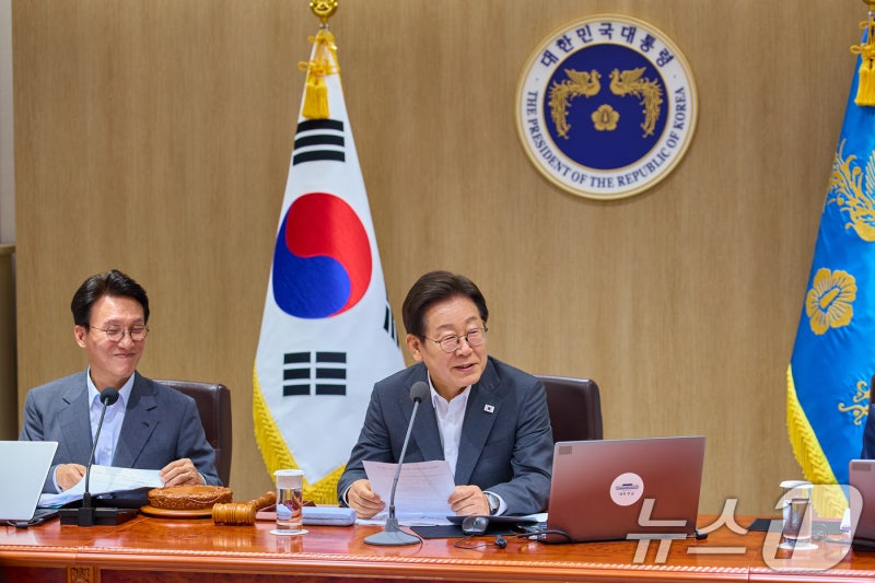 李대통령, <b>김민석</b> <b>총리</b>와 대통령실 직원식당서 오찬