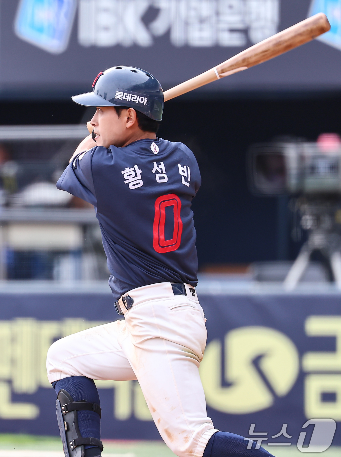 '손가락 골절' 롯데 <b>황성빈</b>, 두 달 만에 1군 복귀…두산전 리드오프