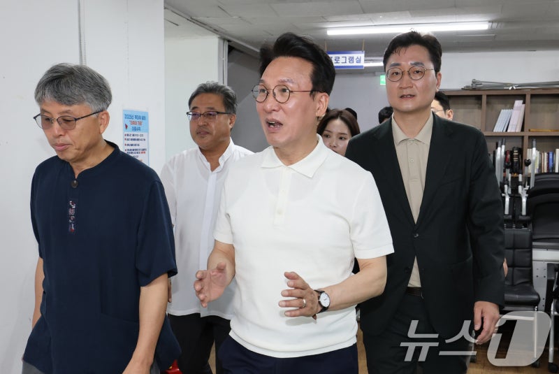 <b>김민석 총리</b> 대전 <b>쪽방상담소</b> 현장 <b>방문</b>