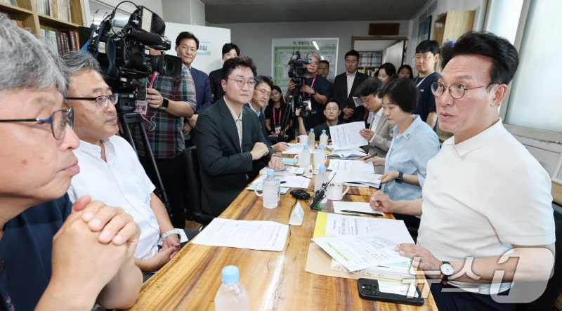 <b>쪽방상담소</b> 현장 점검하는 <b>김민석 총리</b>