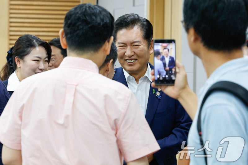 인사하는 <b>정청래</b> 의원