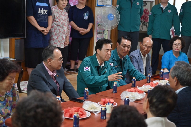 <b>김태흠 충남지사</b>, 홍성·공주 <b>무더위쉼터</b> 점검