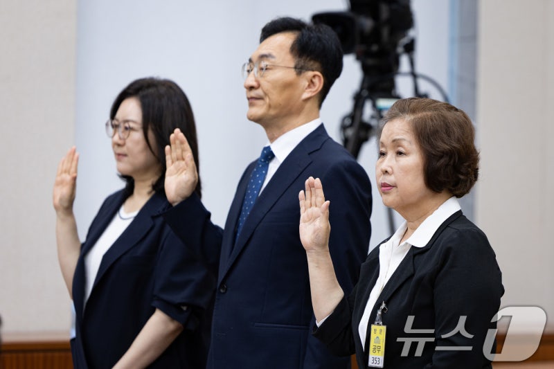 "尹<b>대통령실</b> '<b>리박스쿨</b> 챙겨라' <b>압력</b> 있었다"…교육부 국장 증언(종합)