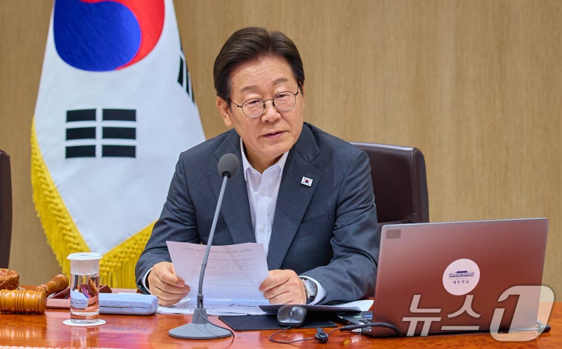 李<b>대통령</b> "<b>남북</b>간 평화 공존이 안보 위한 현실적·실용적 선택지"