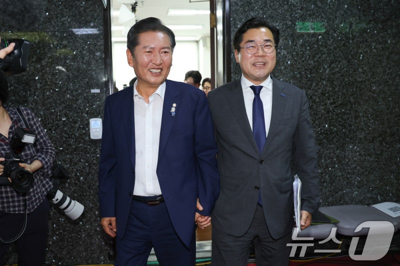 與 당대표 <b>정청래</b>·<b>박찬대 2파전</b>…황명선, 최고위원 단독 출마