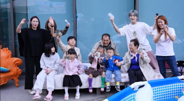 <b>김재중</b>, 워터파크 만들더니…부모에 조카들 대<b>가족</b> 용돈 <b>플렉스</b>
